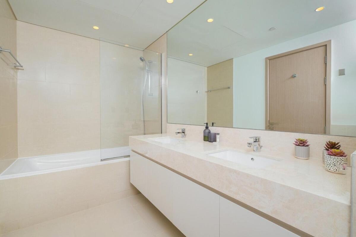 Luxurious 2-bedroom Escape With Burj Khalifa Views At Act One In Downtown Appartement