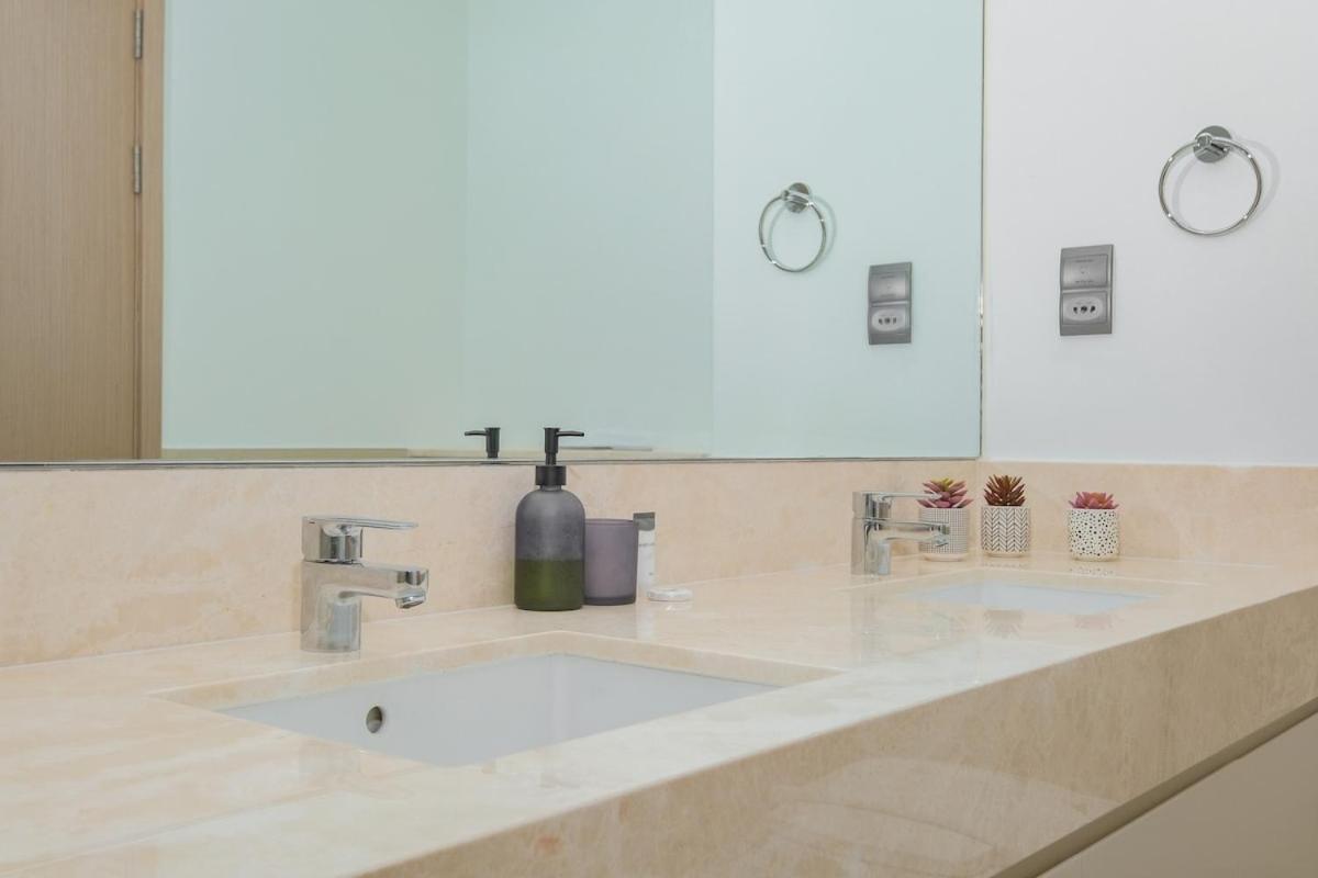 Appartement Luxurious 2-bedroom Escape With Burj Khalifa Views At Act One In Downtown Dubai